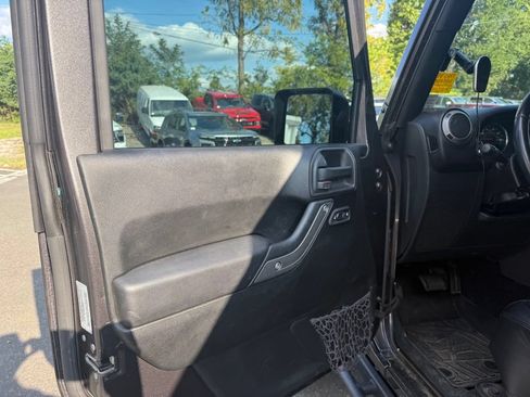 Used 2017 Jeep Wrangler Unlimited Rubicon w/ Connectivity Group AWD/4WD image 8