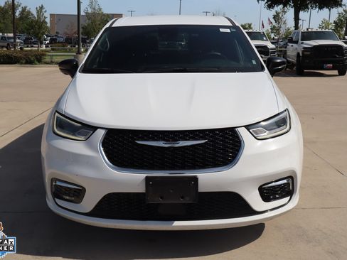 Used 2025 Chrysler Pacifica Select FWD image 9