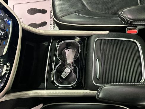 Used 2024 Chrysler Pacifica Limited image 21