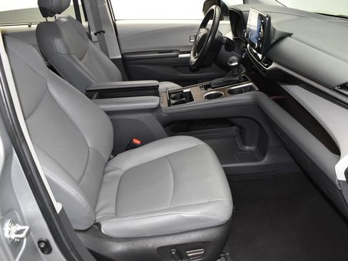 Used 2024 Toyota Sienna XLE FWD image 22