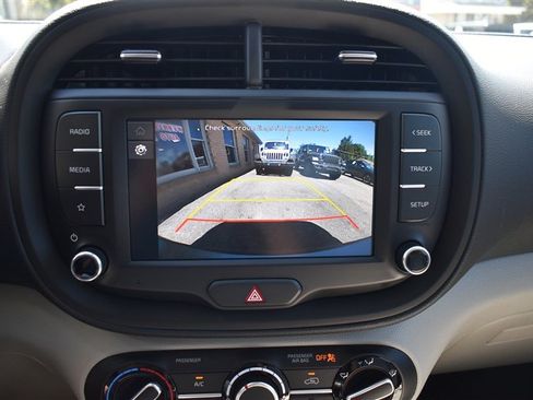 Used 2025 Kia Soul LX w/ LX Technology Package FWD image 17