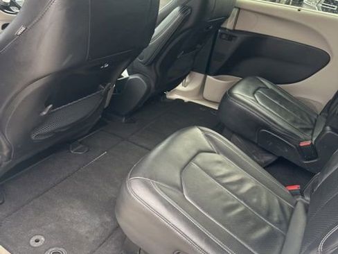 Used 2022 Chrysler Pacifica Touring-L image 24