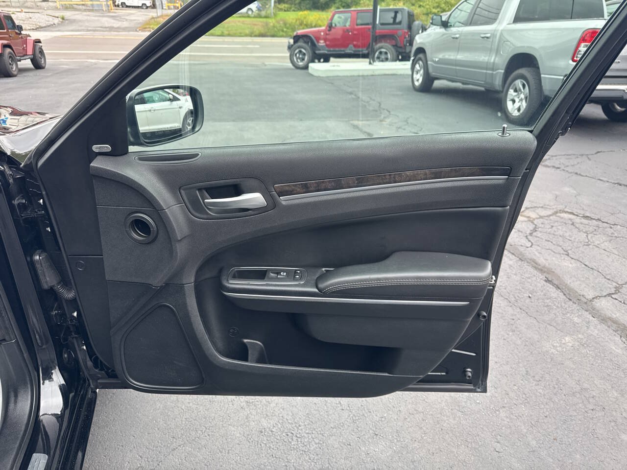 Used 2017 Chrysler 300 C w/ Safetytec Plus Group AWD/4WD image 22