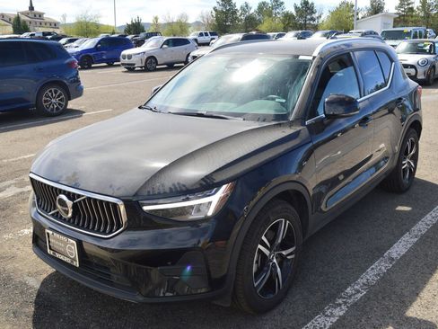 Certified 2025 Volvo XC40 B5 Core AWD/4WD image 1