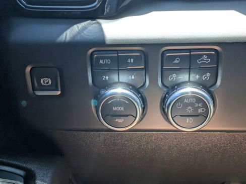 Used 2024 GMC Sierra 2500 AT4 w/ AT4 Premium Plus Package AWD/4WD image 21