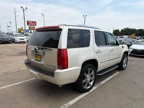 Used 2012 Cadillac Escalade Luxury RWD image 5