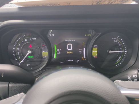 Used 2025 Jeep Wrangler Unlimited Sahara image 28