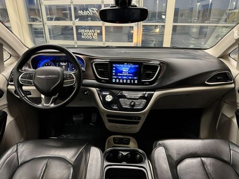 Used 2017 Chrysler Pacifica Touring-L w/ Tire & Wheel Group image 19