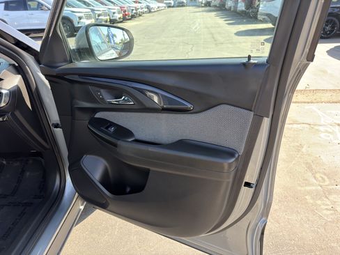 Used 2023 Chevrolet TrailBlazer LT FWD image 11