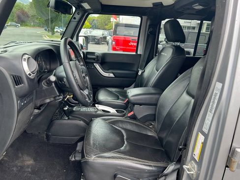Used 2015 Jeep Wrangler Unlimited Rubicon w/ Dual Top Group AWD/4WD image 25