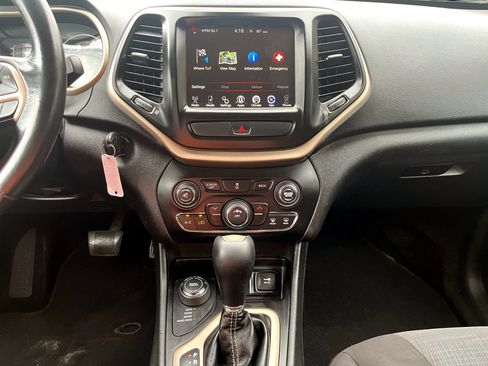 Used 2016 Jeep Cherokee Latitude AWD/4WD image 18