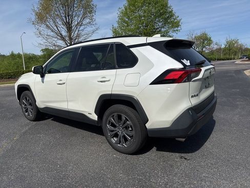 Used 2022 Toyota RAV4 XLE Premium image 4