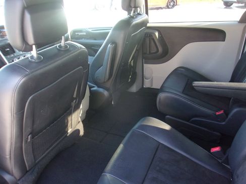 Used 2019 Dodge Grand Caravan SXT FWD image 18