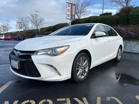Used 2016 Toyota Camry SE image 2