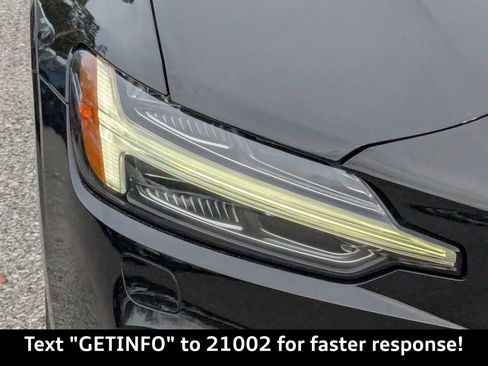 Used 2019 Volvo S60 T8 R-Design image 11