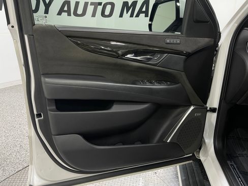 Used 2018 Cadillac Escalade ESV Platinum AWD/4WD image 16