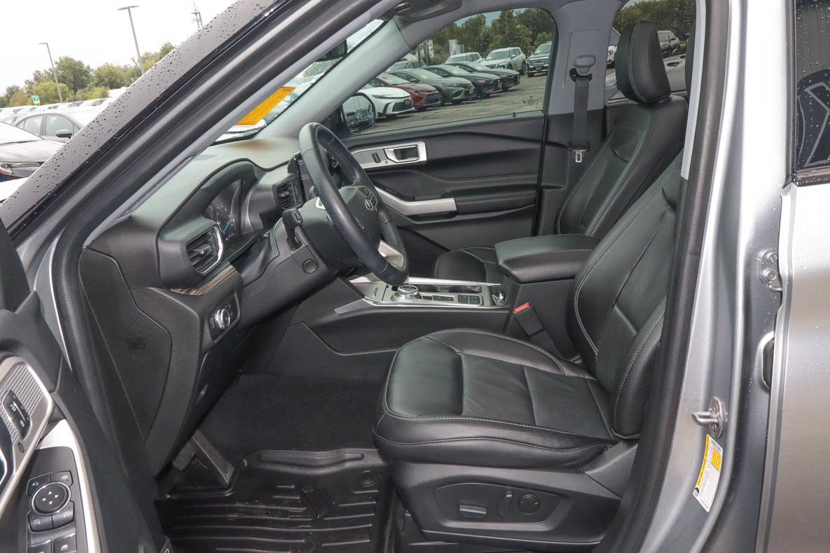 Used 2022 Ford Explorer Limited w/ Equipment Group 301A RWD image 7