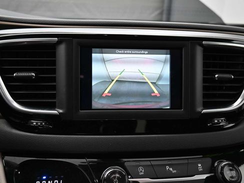 Used 2018 Chrysler Pacifica Touring-L image 8