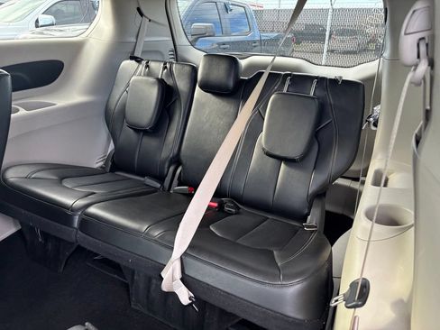 Used 2024 Chrysler Pacifica Touring-L FWD image 12