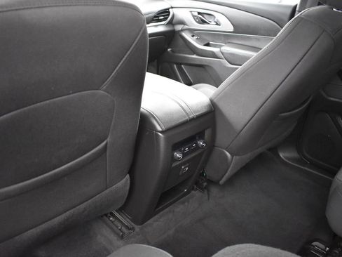 Used 2022 Chevrolet Traverse LT image 25