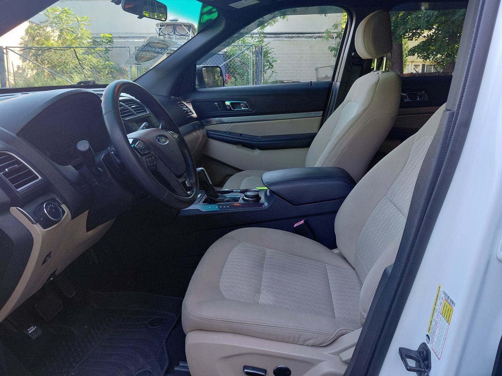 Used 2017 Ford Explorer 4WD image 2