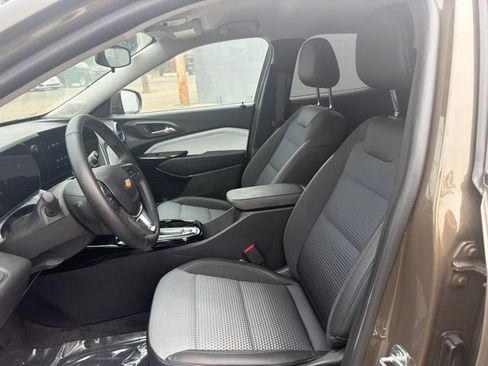 Used 2024 Chevrolet Trax LT w/ LT Convenience Package FWD image 3