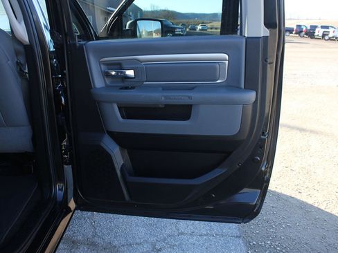 Used 2018 RAM 1500 Classic SLT image 39