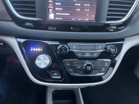 Used 2022 Chrysler Voyager LX image 25