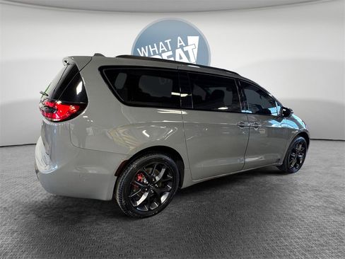 Used 2022 Chrysler Pacifica Touring-L w/ Uconnect Theater Family Group image 3