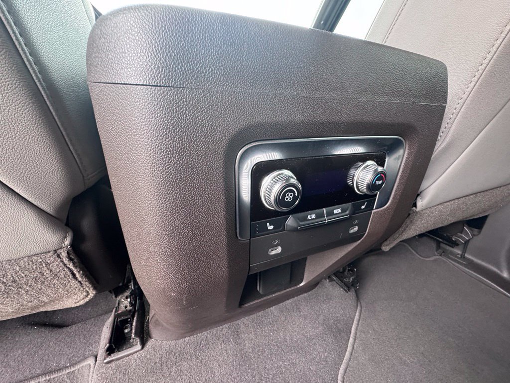 Used 2021 GMC Yukon XL SLT w/ SLT Luxury Package RWD image 16