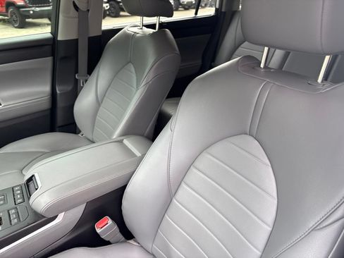 Used 2022 Toyota Highlander XLE AWD/4WD image 13