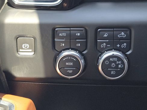 Used 2024 GMC Sierra 3500 Denali Ultimate AWD/4WD image 17