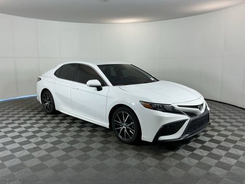 Used 2023 Toyota Camry SE FWD image 3
