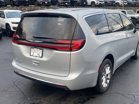 New 2026 Chrysler Pacifica Select AWD/4WD image 27