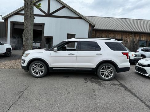 Used 2017 Ford Explorer Limited FWD image 2