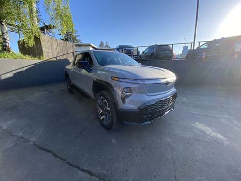 Used 2025 Chevrolet Silverado EV RST AWD/4WD image 8