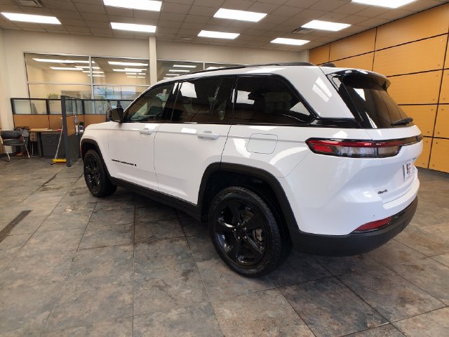 Used 2023 Jeep Grand Cherokee Limited w/ Black Appearance Package AWD/4WD image 5