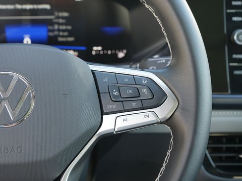 Used 2024 Volkswagen Taos SE image 22