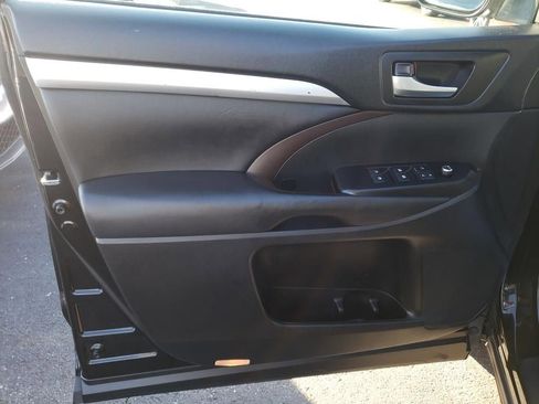 Used 2019 Toyota Highlander XLE image 21