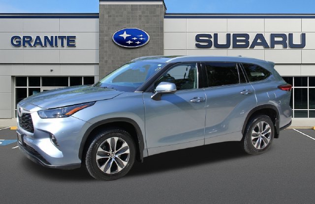 Used 2022 Toyota Highlander XLE AWD/4WD image 5
