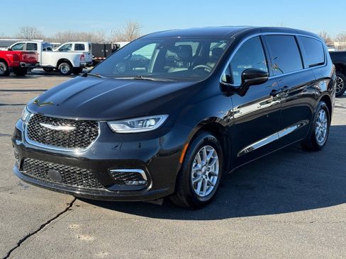 Used 2025 Chrysler Pacifica Select image 4