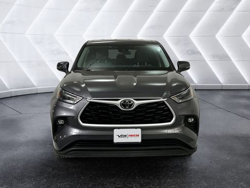 Used 2022 Toyota Highlander LE FWD image 2