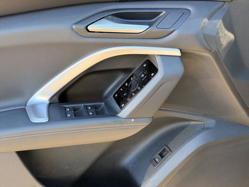 Used 2025 Audi Q5 Premium w/ Convenience Package image 11