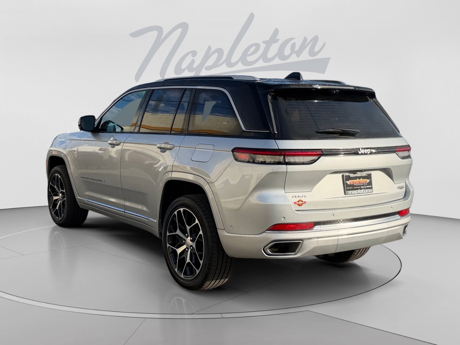 Used 2023 Jeep Grand Cherokee Summit AWD/4WD image 3