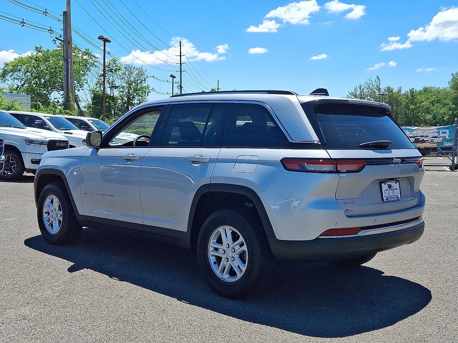 Used 2023 Jeep Grand Cherokee Laredo w/ Luxury Tech Group I AWD/4WD image 5