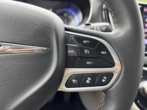 Used 2023 Chrysler Pacifica Touring-L FWD image 31