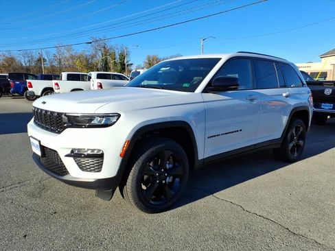 New 2025 Jeep Grand Cherokee Limited w/ Black Appearance Package image 8