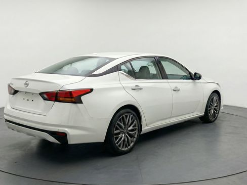 Used 2025 Nissan Altima 2.5 SV FWD image 9