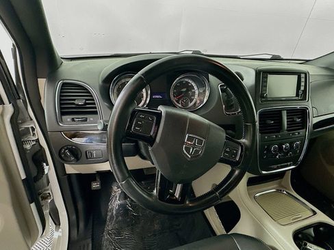 Used 2019 Dodge Grand Caravan SXT image 16