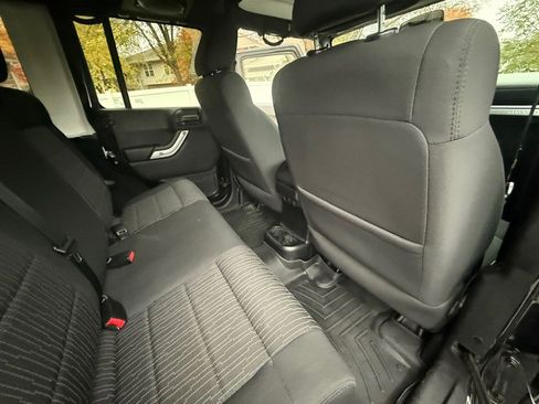 Used 2011 Jeep Wrangler Unlimited Rubicon w/ Connectivity Group image 26